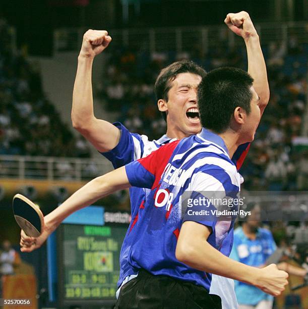 Tischtennis: Olympische Spiele Athen 2004, Athen; Einzel / Maenner; Gold, Schlussjubel Seung Min RYU mit seinem Trainer Taek Soo KIM / KOR 23.08.04.