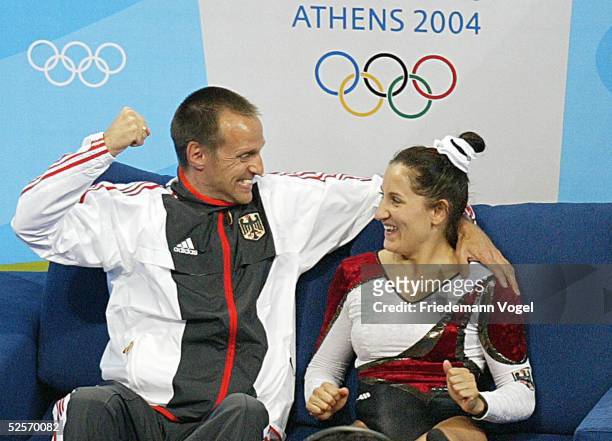 Trampolin: Olympische Spiele Athen 2004, Athen; Frauen; Bundestrainer Michael KUHN, Anna DOGONADZE / GER 08.04.