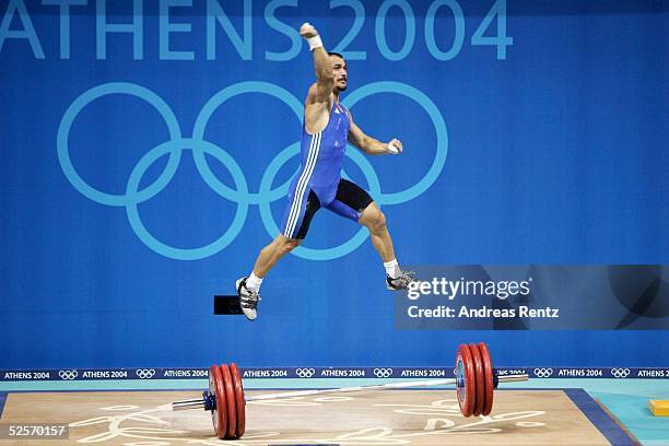Gewichtheben: Olympische Spiele Athen 2004, Athen; 77-85kg / Maenner; Pyrros DIMAS / GRE springt vor Freude in die Luft. Er stemmte 175 Kg 21.08.04.