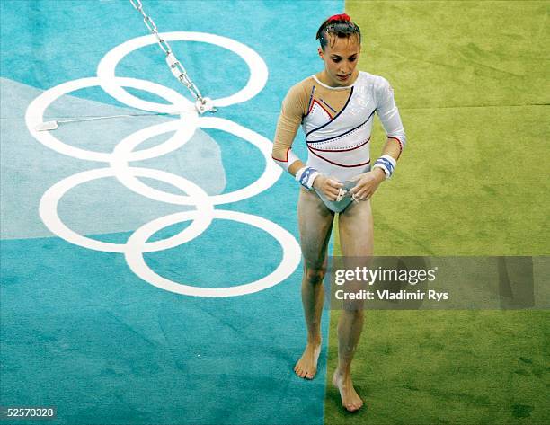 Kunstturnen: Olympische Spiele Athen 2004, Athen; Stufenbarren / Einzel / Frauen / Finale; Emilie LEPENNEC / FRA - Gold - 22.08.04.