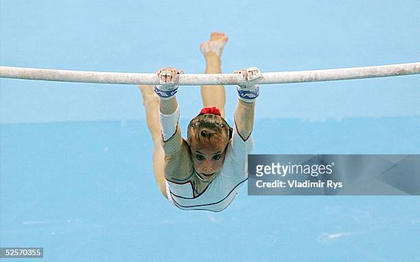 Kunstturnen: Olympische Spiele Athen 2004, Athen; Stufenbarren / Einzel / Frauen / Finale; Emilie LEPENNEC / FRA - Gold - 22.08.04.