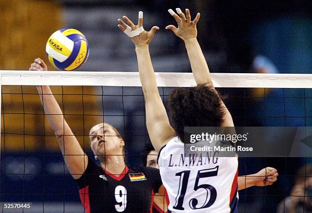 Volleyball / Frauen: Olympische Spiele Athen 2004, Athen; Gruppe B / China 0; Christina BENECKE / GER - Lina WANG / CHN 20.08.04.