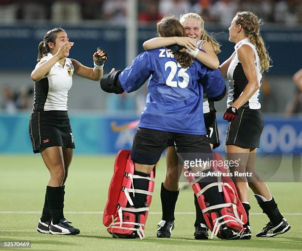 Hockey / Frauen: Olympische Spiele Athen 2004, Athen; Finale / Deutschland 1; Nach dem Sieg gegen die Niederlande hatten die Spielerinnen allen Grund...
