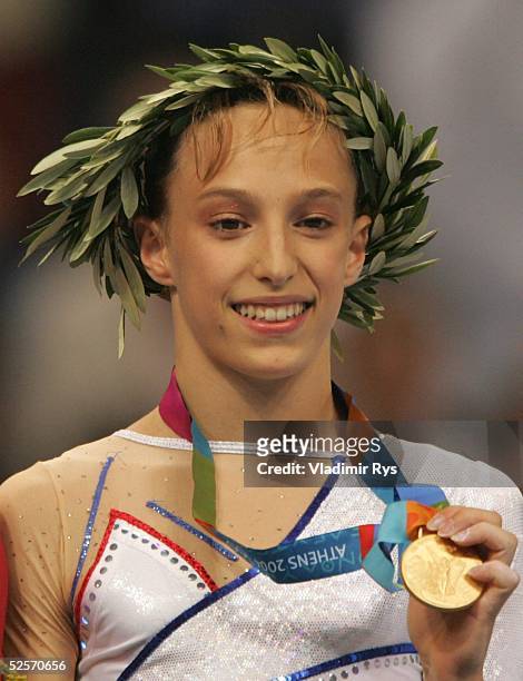 Kunstturnen: Olympische Spiele Athen 2004, Athen; Stufenbarren / Mehrkampf / Frauen / Finale; Emilie LEPENNEC / FRA - Gold - 22.08.04.