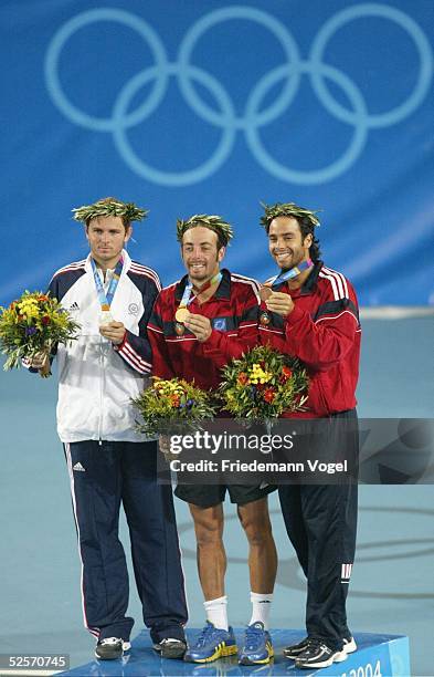 Tennis: Olympische Spiele Athen 2004, Athen; Einzel / Maenner / Finale; Nicolas MASSU / CHI - Mardy FISH / USA; v.l. Mardy FISH / USA - Silber -...