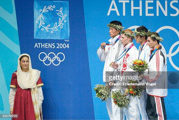 Boxen: Olympische Spiele Athen 2004, Athen; Siegerehrung / Federgewicht ; KIM / PRK - TICHTCHENKO / RUS; Song Guk KIM / PRK - Silber, Alexei...