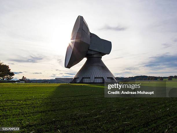 view to a large radio telescopes at sunset - raisting stock-fotos und bilder