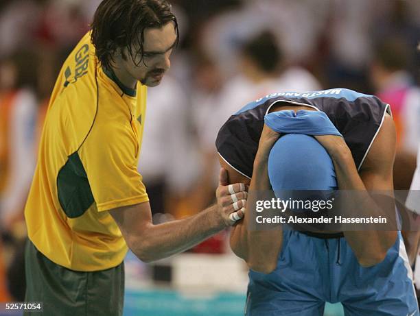 Volleyball / Maenner: Olympische Spiele Athen 2004, Athen; Finale: Italien / Silber - Brasilien / Gold ; Gilberto GODOY FILHO / BRA, troestet Luigi...