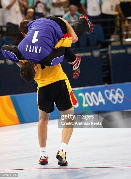 Handball / Maenner: Olympische Spiele Athen 2004, Athen; Halbfinale: Deutschland - Russland; Mark DRAGUNSKI nimmt Torwart Henning FRITZ Huckepack...