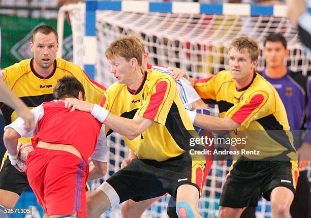 Handball / Maenner: Olympische Spiele Athen 2004, Athen; Halbfinale: Deutschland - Russland; Kein Durchkommen fuer den Russen. Die deutsche Abwehr um...