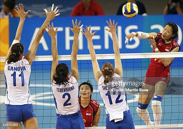 Volleyball / Frauen: Olympische Spiele Athen 2004, Athen; Finale RUS - CHN; Ektarina GAMOVA, Irina TEBENIKHINA, Marina SHESHENINA / RUS / Silber -...