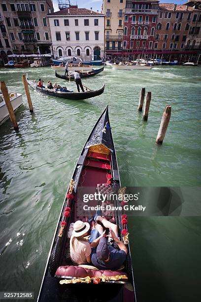 couple in gondola, venice, italy - venedig gondel stock-fotos und bilder