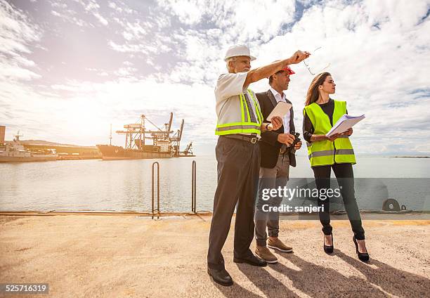 arbeiter in gewerbliche transporte dock - dock worker stock-fotos und bilder