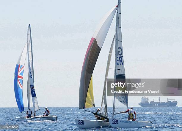 Segeln: Olympische Spiele Athen 2004, Athen; Tornado / Race 11; Darren BUNDOCK, John FORBES / AUS, Roland GAEBLER, Gunnar STRUCKMANN / GER 28.08.04.