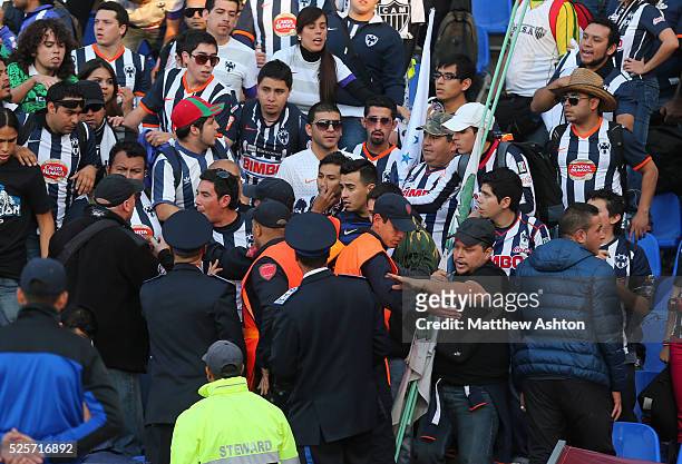 Fans of Monterrey argue with Police about displaying banners in the stadium