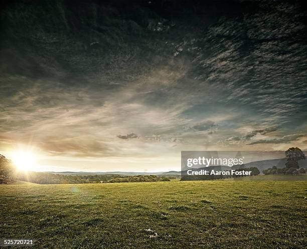 country landscape - cielo dramático fotografías e imágenes de stock