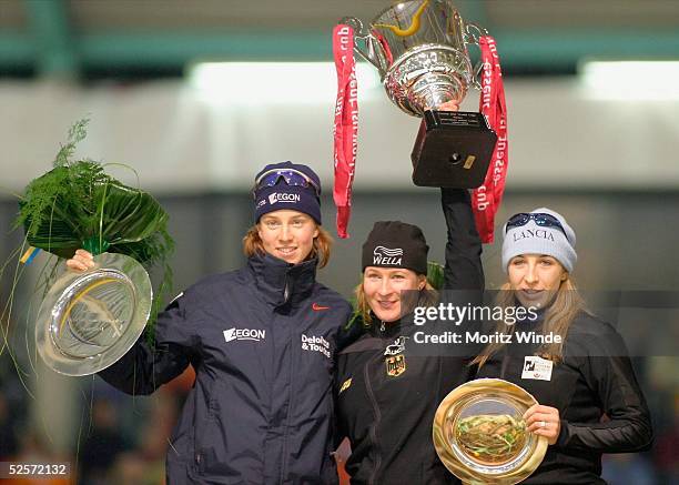 Wintersport / Eisschnelllauf: Weltcup 03/04, Heerenveen; Siegerehrung im Gesamtweltcup Langstrecken: Renate GROENEWOLD / NED , Claudia PECHSTEIN /...