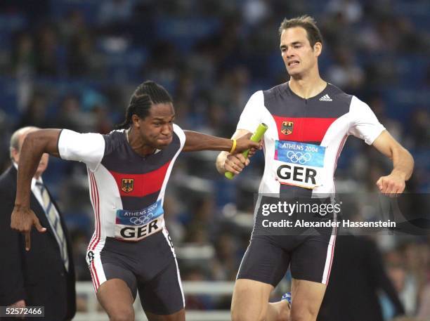 Leichtathletik: Olympische Spiele Athen 2004, Athen; 4x400m Staffel / Maenner; Startlaeufer Team GER: Ingo SCHULTZ / GER wechselt auf Kamge GABA /...