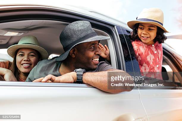 family's  road trip - asian couple car stockfoto's en -beelden