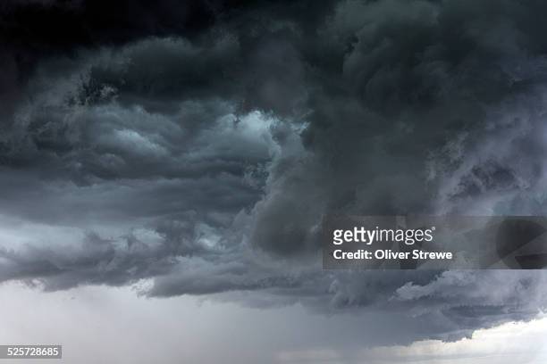 storm clouds - grey sky stock-fotos und bilder