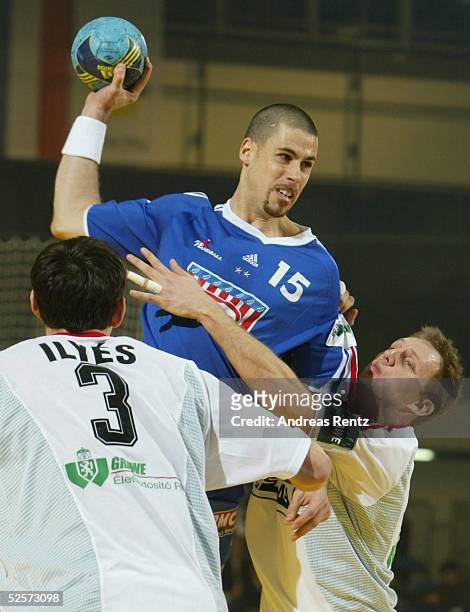 Handball / Maenner: EM 2004 in Slowenien, Ljubljana; Ungarn - Frankreich ; Ferenc ILYES / HUN, Franck JUNILLON / FRA, Gergo IVANCSIK / HUN 27.01.04.