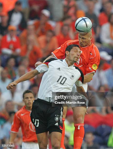 Fussball: Euro 2004 in Portugal, Vorrunde / Gruppe D / Spiel 8, Porto; Deutschland - Niederlande ; Kevin KURANYI / GER - Jaap STAM / NED 15.06.04.