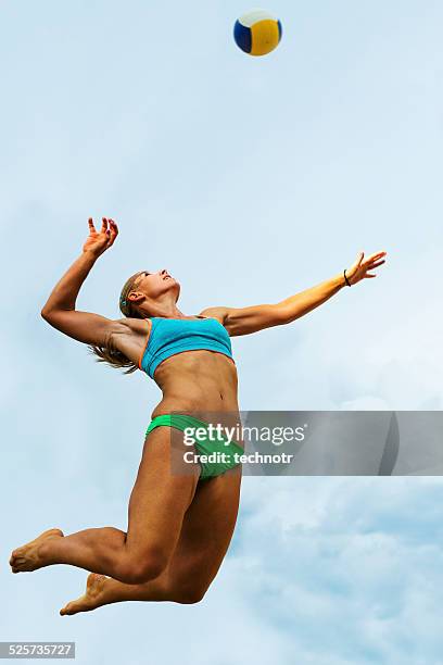 volleyball-spieler, die in der luft - womens beach volleyball stock-fotos und bilder