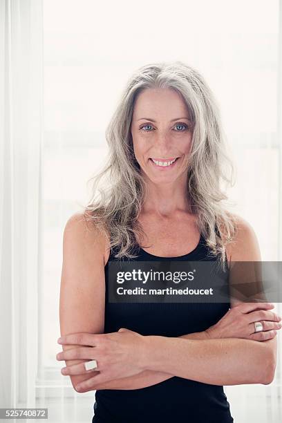 tono muscular y curtido mujer madura con plata en tanktop de cabello. - camiseta de tirantes fotografías e imágenes de stock