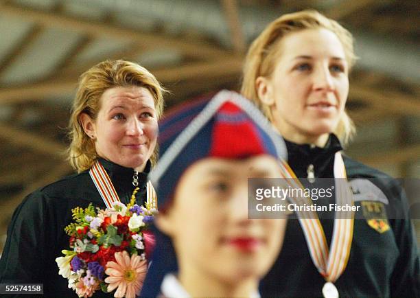 Wintersport / Eisschnelllauf: WM 2004, Seoul; 3000m / Frauen; Siegerin Claudia PECHSTEIN / GER und Anni FRIESINGER / GER stehen zusammen auf dem...