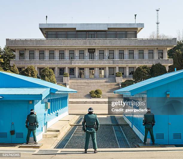 soldiers in the demilitarized zone between north and south korea - dmz stock pictures, royalty-free photos & images