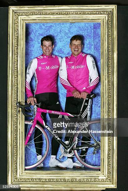 Radsport: Team T-Mobile 2004, Mallorca; Trainingslager / Team T-Mobile; Tobias STEINHAUSER und Jan ULLRICH im Bilderrahmen 16.01.04.