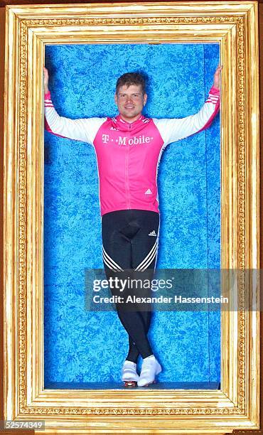 Radsport: Team T-Mobile 2004, Mallorca; Trainingslager / Team T-Mobile; Jan ULLRICH im Bilderrahmen 16.01.04.