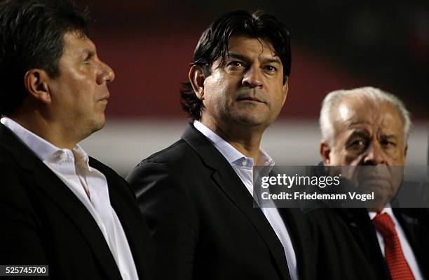 Head coach Jose Cardozo of Toluca looks on during a match between Sao Paulo and Toluca as part of Group 1 of Copa Bridgestone Libertadores at Morumbi...