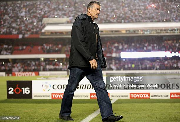 Head coach Edgardo Bauza of Sao Paulowalks in before the match between Sao Paulo and Toluca as part of Group 1 of Copa Bridgestone Libertadores at...
