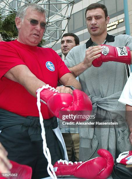Boxen: WBC WM Kampf im Schwergewicht 2004, Los Angeles; Wiegen in Los Angels Downtown; Vitali KLITSCHKO / UKR waehlt mit seinem Trainer Fritz SDUNEK...