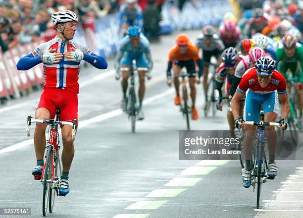Radsport: Tour de France 2004, 8. Etappe / Lamballe - Quimper; Schon weit vor der Ziellinie weiss Thor HUSHOVD / NOR / CA, dass er gewonnen hat, Kim...