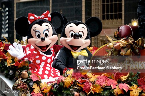 Mini e Mickey Mouse ride DisneyParks Philly flutuante em desfile Mini e Mickey Mouse ride DisneyParks Philly flutuante em desfile