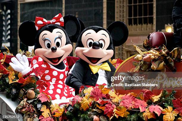 mini e mickey mouse passeio de carro alegórico no desfile disneyparks philly - mickey mouse - fotografias e filmes do acervo