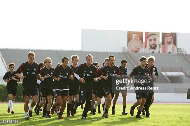 Fussball: 1. Bundesliga 04/05, Dubai; FC Bayern Muenchen / Trainingslager; Die Bayern werden auf dem Polizei Stadion von den wichigsten drei Maenner...