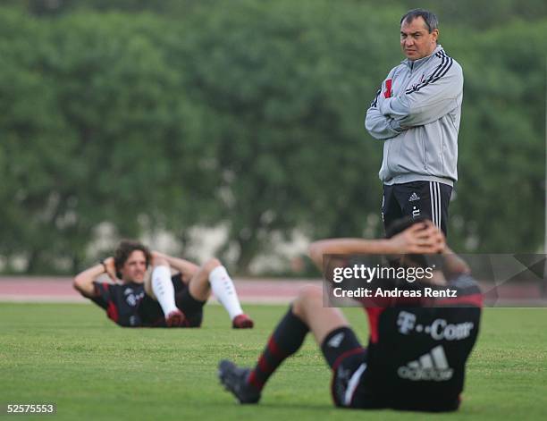 Fussball: 1. Bundesliga 04/05, Dubai; FC Bayern Muenchen / Trainingslager; Trainer Felix MAGATH 08.01.05.