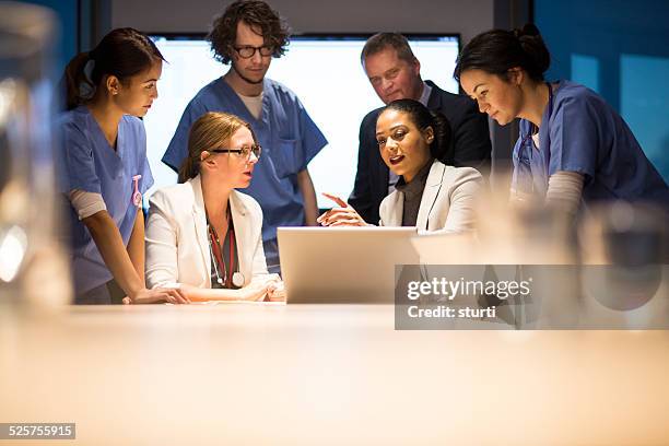 business and medicine working together - medical conference stockfoto's en -beelden