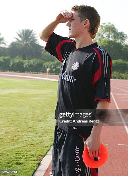 Fussball: 1. Bundesliga 04/05, Dubai; FC Bayern Muenchen / Trainingslager; Bastian SCHWEINSTEIGER 10.01.05.