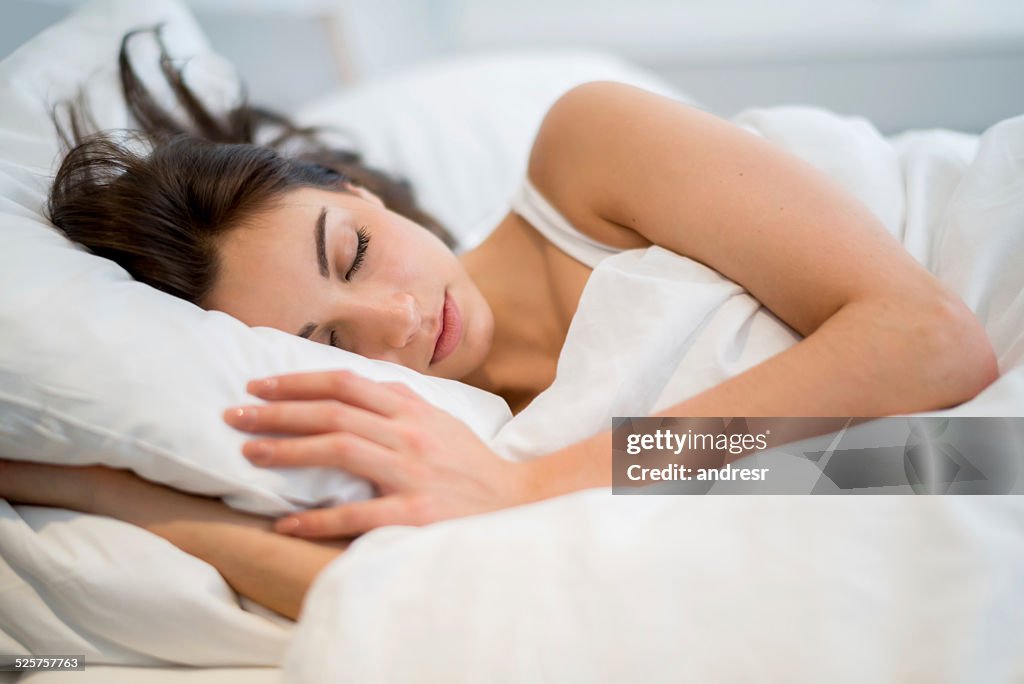Frau schlafen wie zu Hause fühlen.