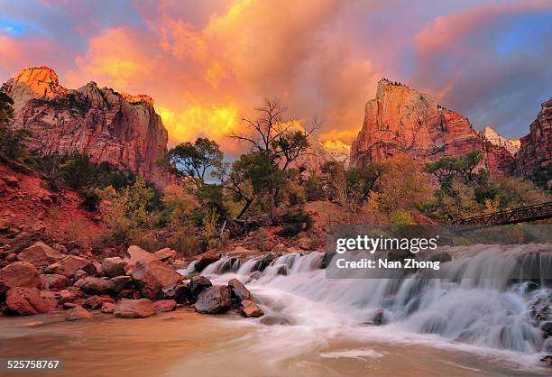 sunrise court of patriarchs - zion national park stockfoto's en -beelden