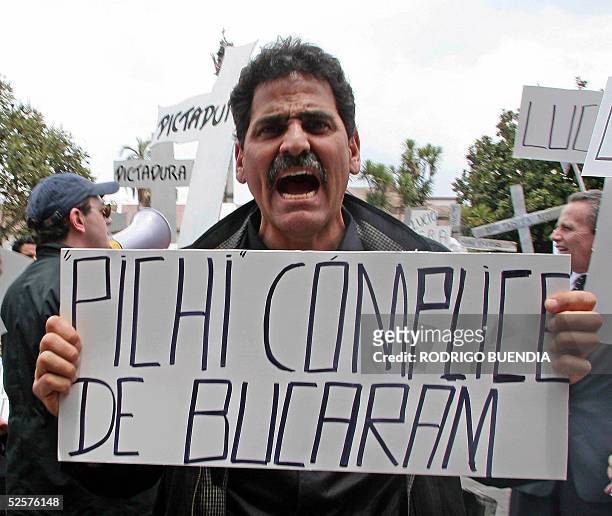 Un manifestante perticipa de una protesta contra el ex presidente Abdala Bucaram a las afueras del Palacio de Carondelet en Quito el 1 de abril de...