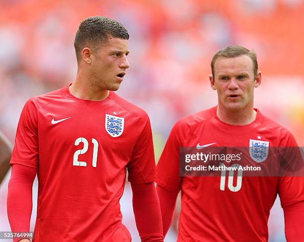 Ross Barkley of England and Wayne Rooney of England