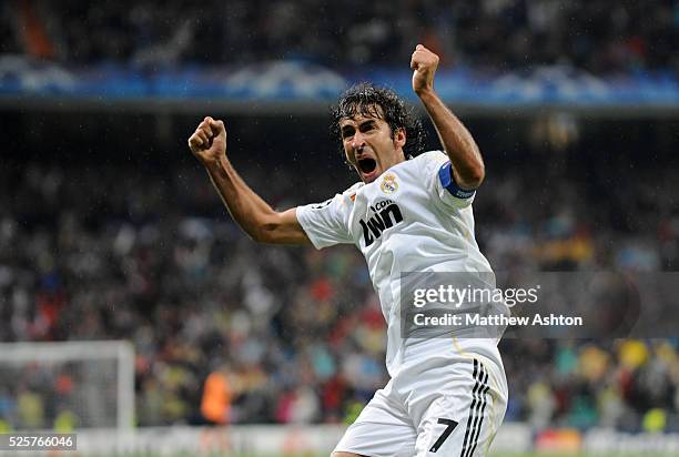 Raul Gonzalez of Real Madrid celebrates after assisting the goal to make it 2-2 | Location: Madrid, Spain.