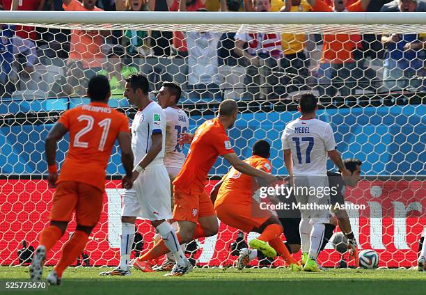 Leroy Fer of Netherlands scores a goal to make it 1-0