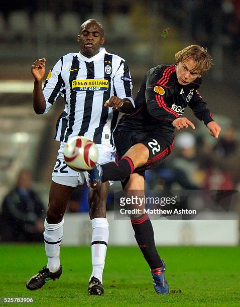 Mohamed Sissoko of Juventus and Siem de Jong of Ajax