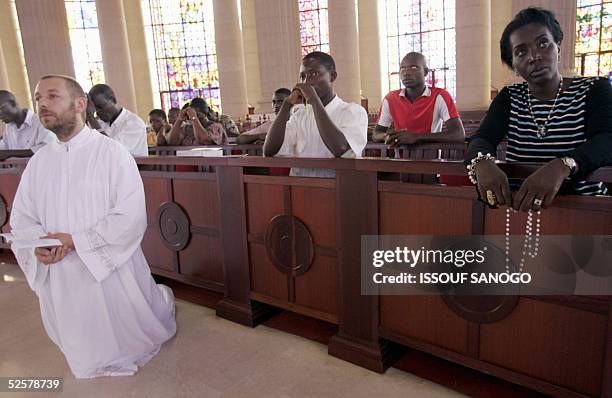 Polish priest Zbigniw Klos and faithfuls pray for Pope John Paul II at Notre Dame de la Paix basilica in Yamoussoukro, 02 Avril 2005. Pope John Paul...